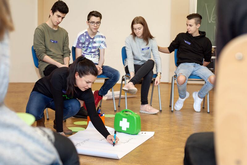 Jugendliche bei Schulworkshop im Anti-Stigma-Projekt