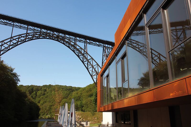 Blick auf Müngstener Brücke mit Haus Müngsten