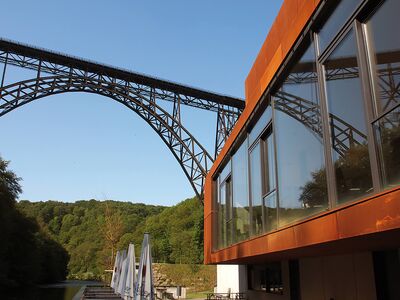 Blick auf Müngstener Brücke mit Haus Müngsten