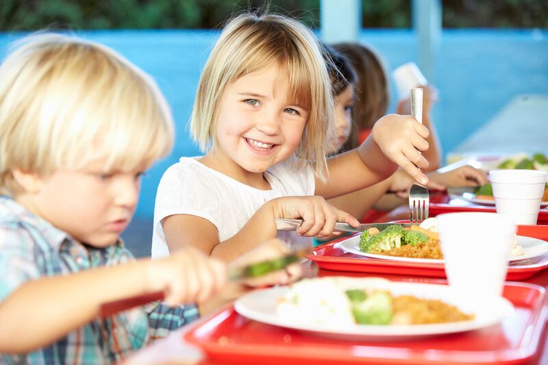 Gemeinsames Mittagessen für Schulkinder