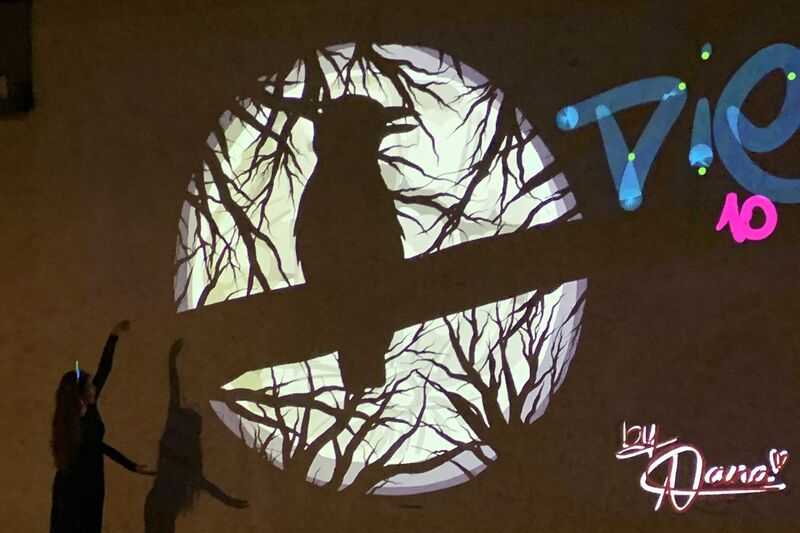 Digitale Kunstprojektion in der Notschlafstelle die10