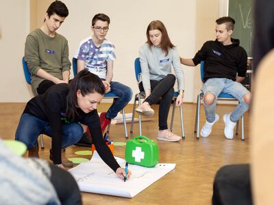 Jugendliche bei Schulworkshop im Anti-Stigma-Projekt