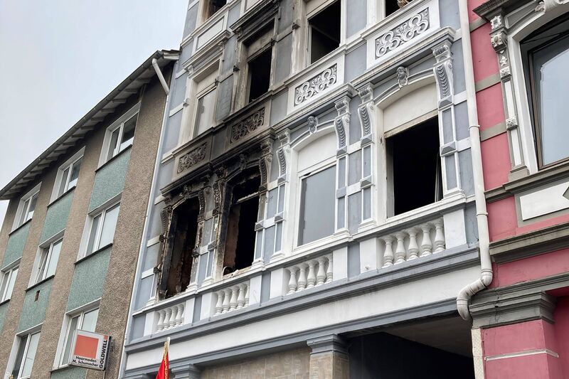 Zerstörte Fassade nach Brand in Höhscheid 2024